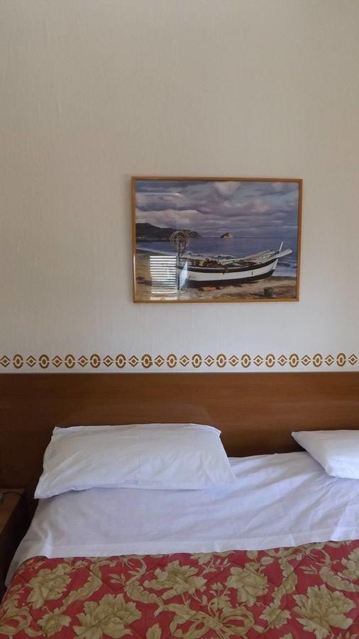 Hotel Azzurro فاراتسي المظهر الخارجي الصورة